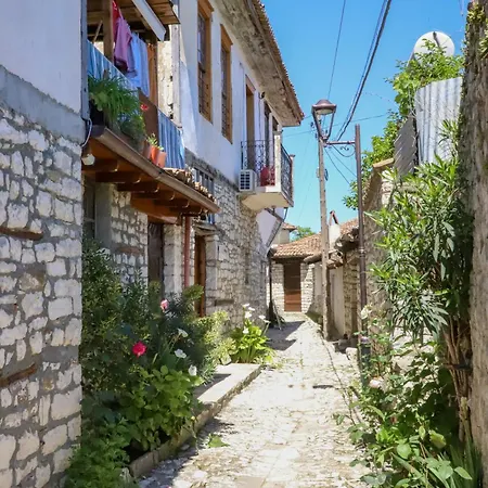 Vasili 3* Μπεράτ